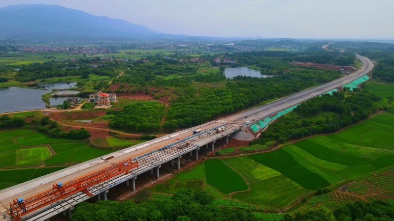 茶常1-2標(biāo)火塘大橋順利實(shí)現(xiàn)全幅貫通
