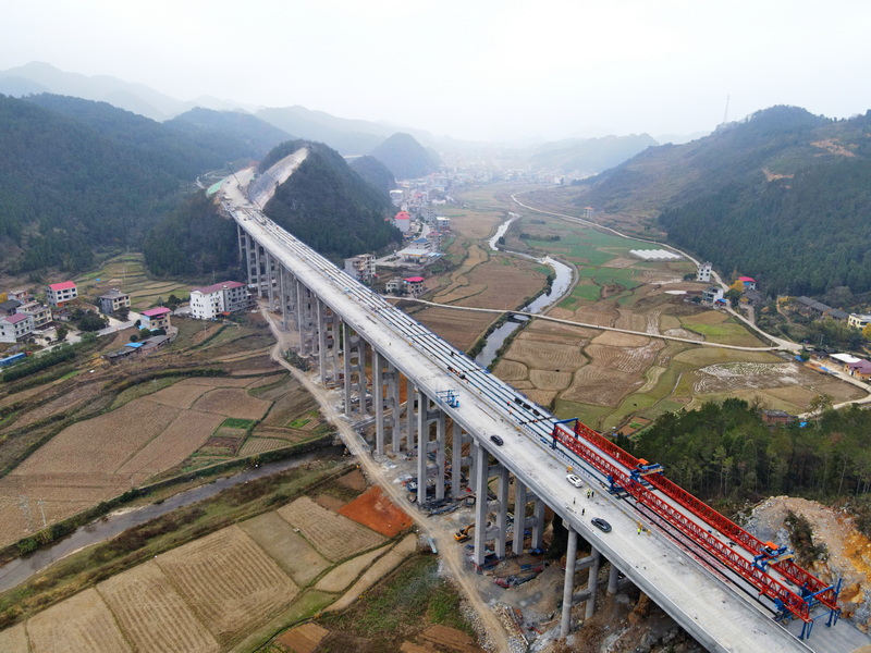 龍城高速黃坪二號(hào)大橋全幅架通