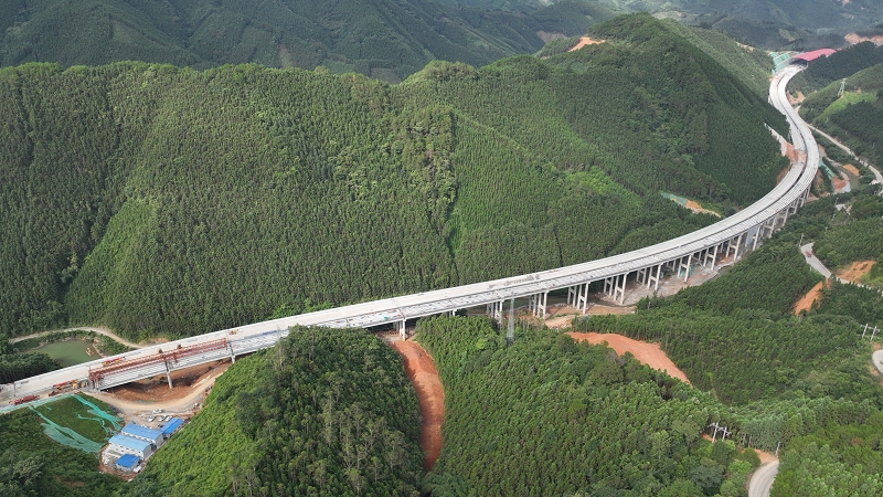 連賀3標(biāo)公羅口1號(hào)特大橋順利貫通